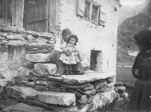 Donna con bimba seduta sulla scala