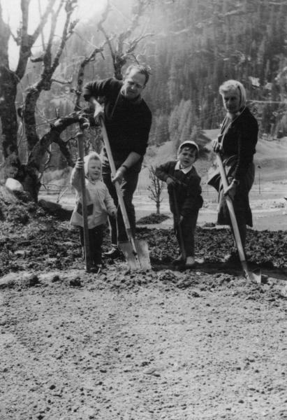 Adulti e bambini che vangano il campo a Valdo