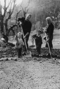 Adulti e bambini che vangano il campo a Valdo (1965)