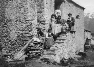 Famiglia sulle scale di una casa di Morasco (1902)