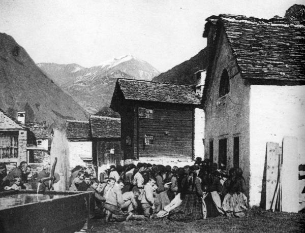 In ginocchio davanti la chiesetta di Riale