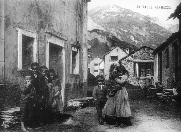 Bambini nel villaggio di Morasco
