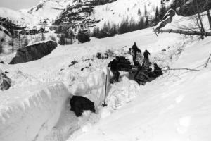 Spalare neve per pulire la strada in località Sottofrua (1966)