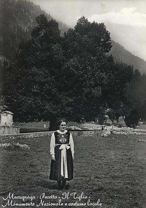 Donna con costume tradizionale