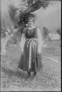 Donna con abito tradizionale (1940)