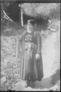 Donna con abito tradizionale (1900)
